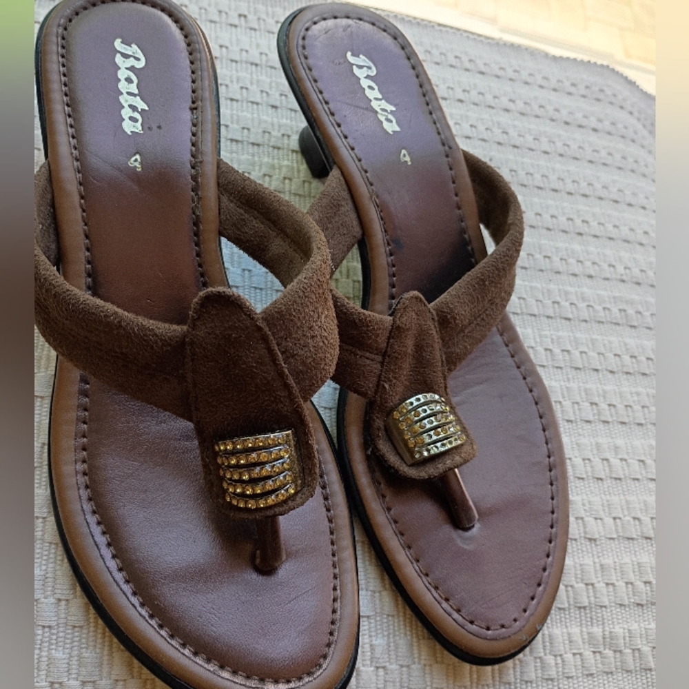 Bata Brown Women's Sandals Size 6.5.Nee Condition